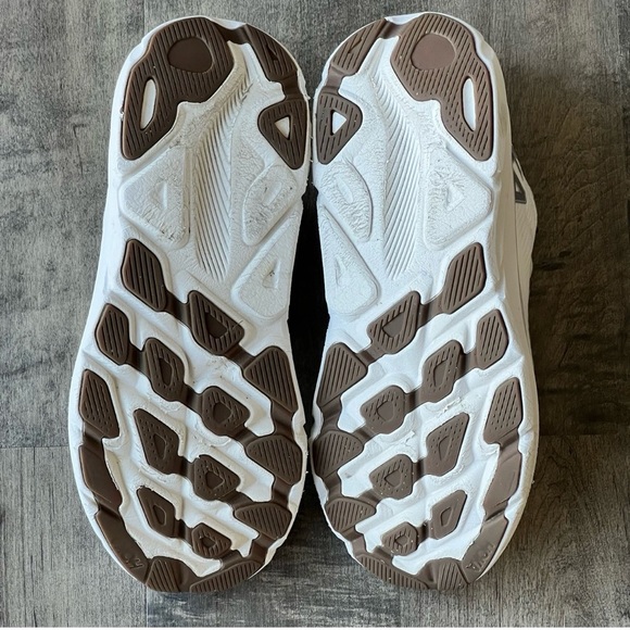 Hoka One One
Clifton 9
Womens Size 10 1127896 NCWT - Picture 8 of 10